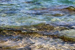 el color del agua en el mar mediterráneo en aguas poco profundas foto