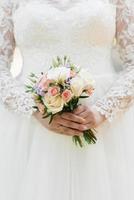 hermoso ramo colorido de boda en manos de la novia. anillo de bodas en el dedo foto