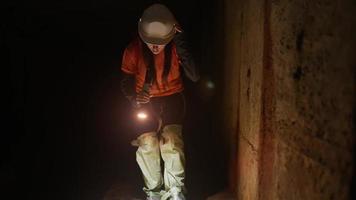 exploradores que van a las cuevas de agua subterránea video