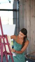 mujer pintando en clase de arte video