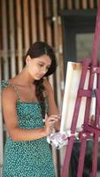 eine Frau, die im Kunstunterricht malt video