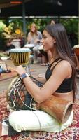 giovane donna giocando percussione all'aperto video