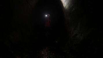 exploradores indo nas cavernas de água subterrâneas