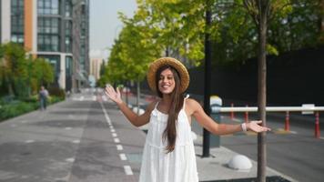 femme vêtue d'une robe blanche fluide marchant dans la rue video