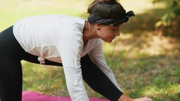 mujer enseñando yoga en clase al aire libre video