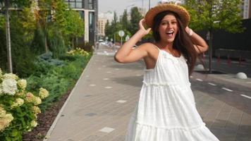 mulher em um vestido branco esvoaçante andando na rua video