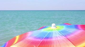 una colorida sombrilla de playa en un día soleado video
