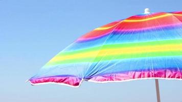 una colorida sombrilla de playa en un día soleado video