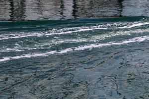 el color del agua en el mar mediterráneo en aguas poco profundas foto