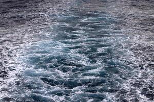 el color del agua en el mar mediterráneo en aguas poco profundas foto