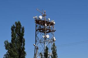 antenas de satélite y repetidores en la torre foto