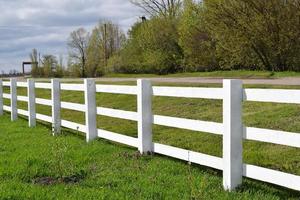 valla de madera blanca alrededor del rancho foto