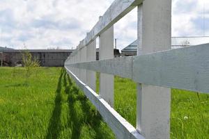 valla de madera blanca alrededor del rancho foto