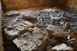 pared en ruinas de una casa antigua foto