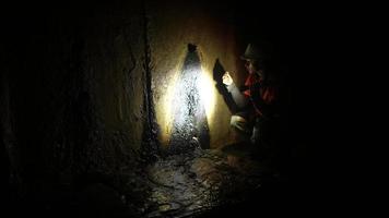 exploradores que van a las cuevas de agua subterránea video