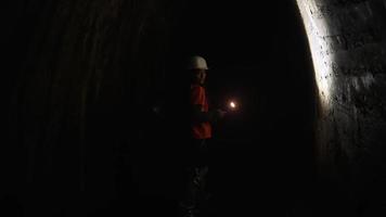 explorateurs allant dans les grottes souterraines video