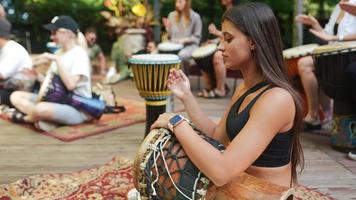 ung kvinna spelar percussion utomhus video