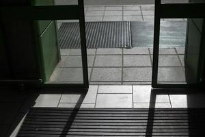 las puertas de la tienda se abren. puertas automáticas en edificio. solapas transparentes. foto