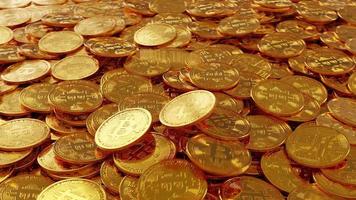 bitcoin de criptomoneda de oro cae sobre un montón de monedas video