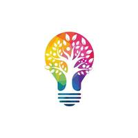 lámpara de bombilla y diseño de logotipo de árbol de personas. diseño del logotipo de salud y cuidado humanos. símbolo de innovación de la idea de la naturaleza. vector