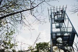 una torre de observación en brno, república checa. torre de vigilancia durante la puesta de sol con árboles. foto