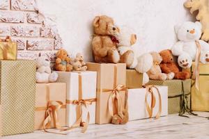 un montón de cajas de regalo y osos de peluche. presente en cumpleaños, para navidad, año nuevo, día de san valentín. foto