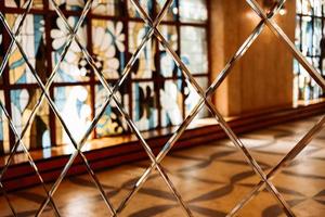 pared de espejo de lujo con cristales, decoración y reflejo. fondo de cristal abstracto. interior de hotel o apartamento. superficie poligonal. de cerca. textura.
