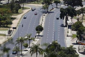 río de janeiro, rj, brasil, 2022 - tráfico de carreteras en el parque flamengo - vista desde el belvedere de la colina pasmado foto