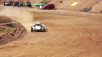 autocross Aan een aarde weg door auto buggy video