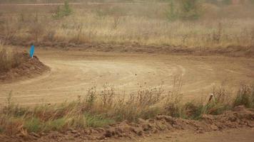 autocross Aan een aarde weg door auto buggy video