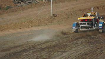 autocross sur un chemin de terre en voiture buggy video