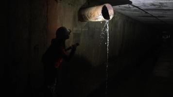 exploradores indo nas cavernas de água subterrâneas video
