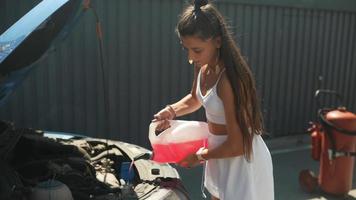 donna versa rosso liquido in scomparto nel auto motore video