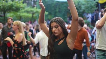 kvinna dans och har roligt på utomhus- fest video