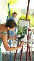 un' donna pittura nel arte classe video