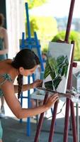 mujer pintando en clase de arte video