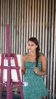 un' donna pittura nel arte classe video