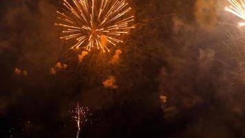 kleurrijk vuurwerk op het stadsdagfestival, novosibirsk, rusland video