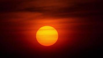 tramonto sul paesaggio oceanico, spiaggia di karon, phuket, tailandia video