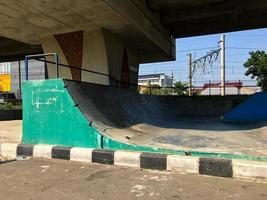 skatepark vacío en el parque público de la ciudad foto