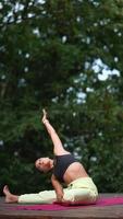 jonge vrouw beoefenen van yoga in de natuur video