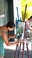 une femme peignant en classe d'art video