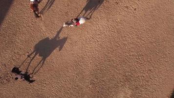 fotografia aérea. cavaleiros montam cavalos. hipódromo. video