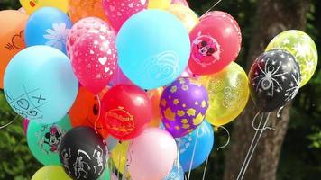 balões de ar coloridos com desenhos video
