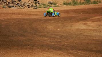 autocross Aan een aarde weg door auto buggy video