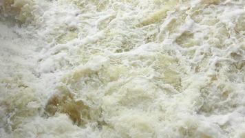 grandes fluxos de água na raiva do rio video