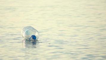 gebrauchte Plastikflasche, die im Wasser schwimmt video