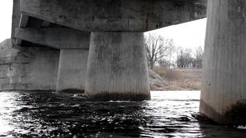 puente sobre el río en un día nublado video