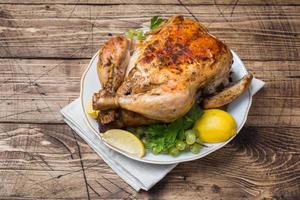 pollo al horno con relleno para la cena en la mesa navideña. copie el espacio foto