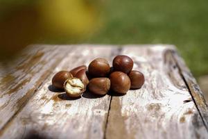 castañas frescas aisladas en un suelo de madera, las castañas tienen un sabor dulce aceitoso. foto